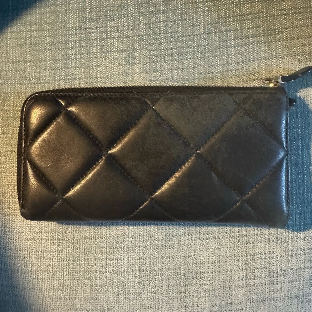 Salvatore Ferragamo Black Quilted Vara Zip Around Wallet with Gold Hardware. - Picture 4 of 9
